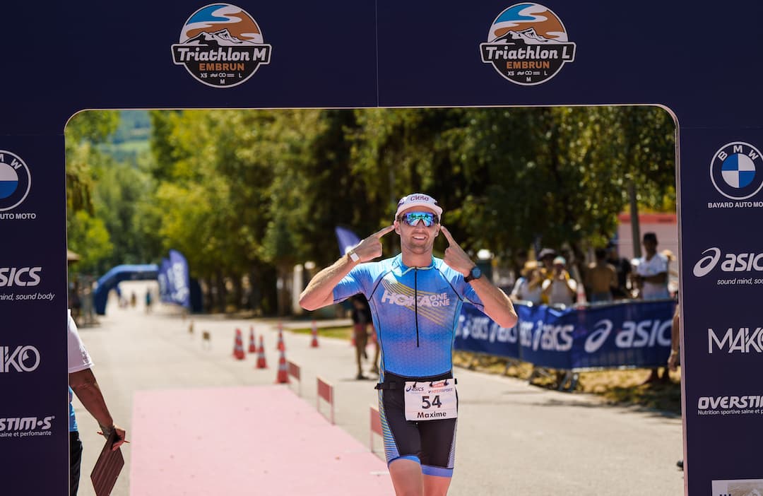Triatleta ENGO al traguardo della gara