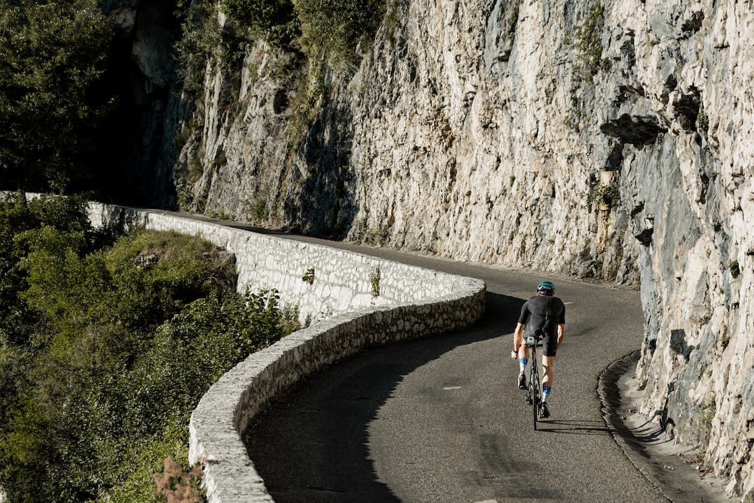 Ciclista ENGO su strada di montagna